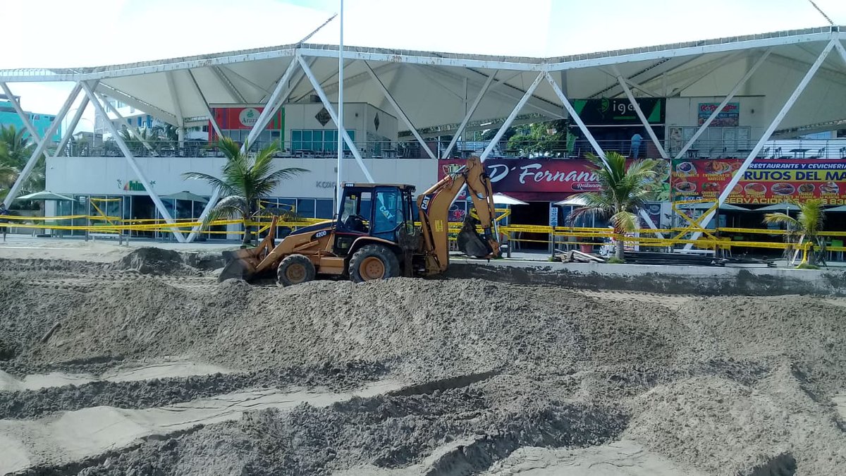 FlopecEp's tweet photo. 🌴[PLAYA LAS PALMAS] Con nivelación de la arena y cambio del porcelanato, continuamos los trabajos de mantenimiento habitual programado, en malecón e interiores del complejo turístico "Playa Las Palmas", administrado por la empresa. #FlopecSiempreContigo
#AEcuadorLoSacamosTodos https://t.co/Vc8CSRmJUh