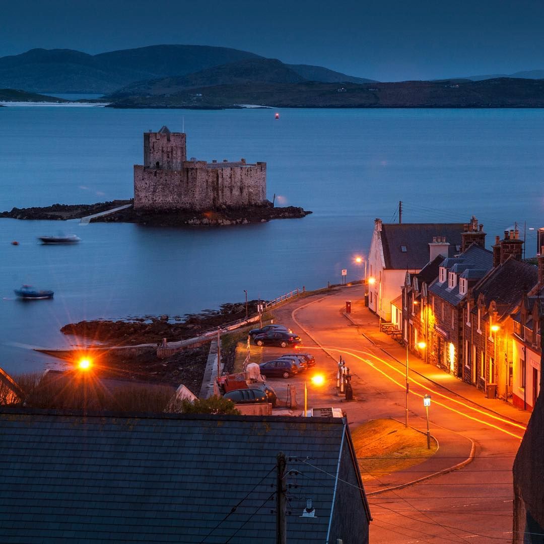 Take a five minute boat trip from Castlebay to the medieval Kisimul Castle, the 'Castle in the Sea', which sits dramatically on a rock islet in the bay. This three storey tower house is the ancient seat of the Clan MacNeil, and gives great views from the battlements.