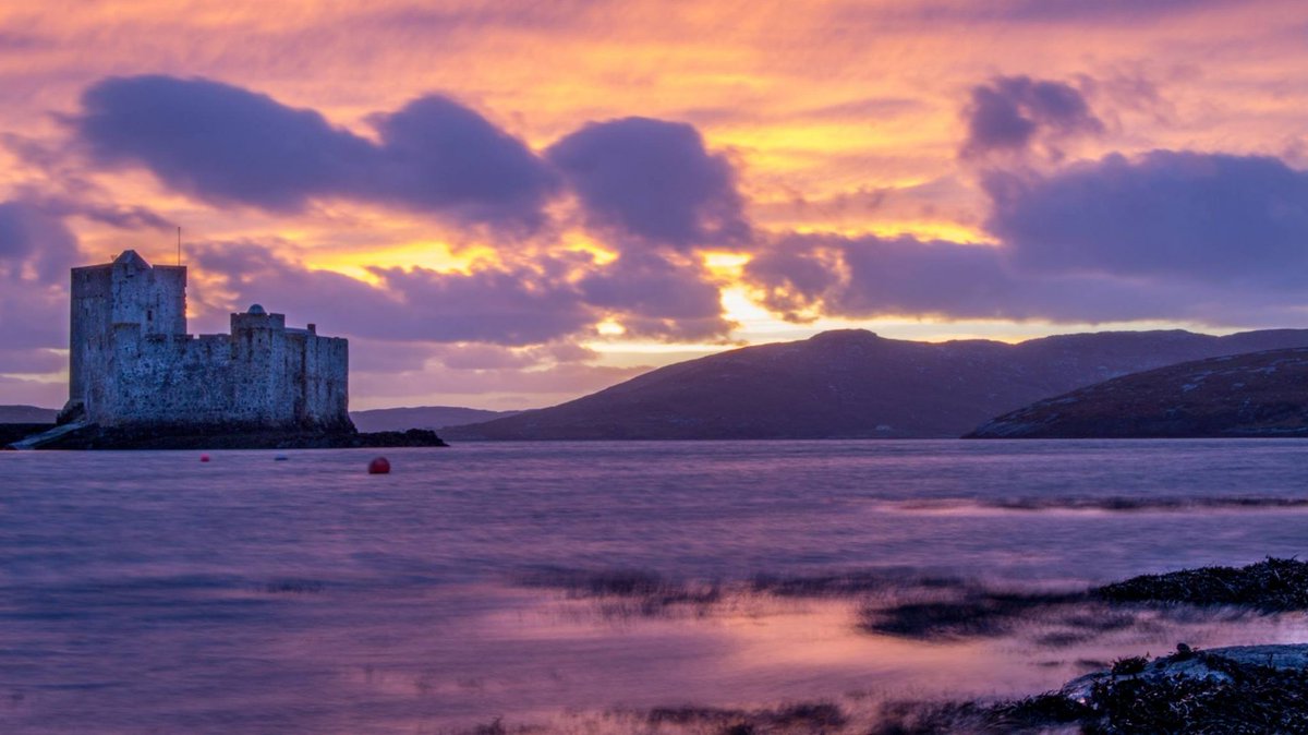Take a five minute boat trip from Castlebay to the medieval Kisimul Castle, the 'Castle in the Sea', which sits dramatically on a rock islet in the bay. This three storey tower house is the ancient seat of the Clan MacNeil, and gives great views from the battlements.