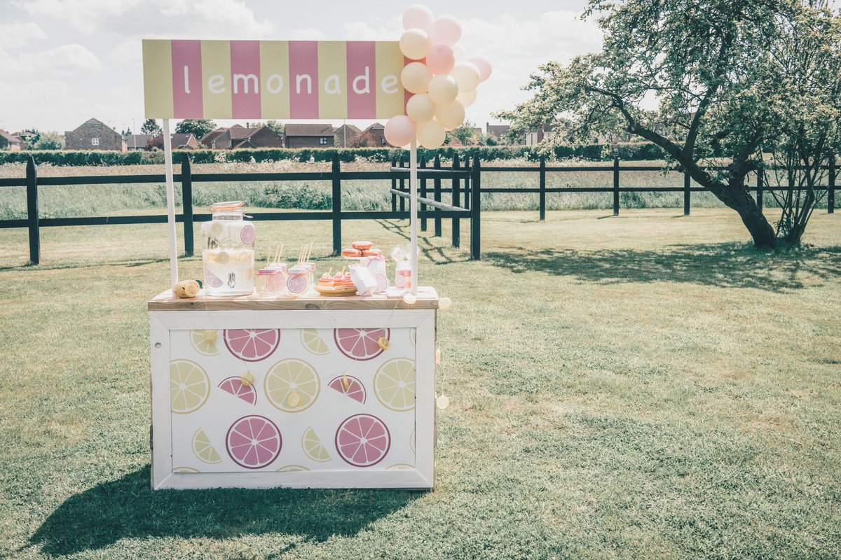 LittlePartyHire's tweet photo. Got to love a lemonade stand https://t.co/WQpRZ3sIy2