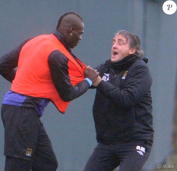 11 - Il en est venu aux mains avec son coach de Manchester City, Roberto Mancini. Mario avait fait un tacle très rugueux sur l'un de ses coéquipiers.