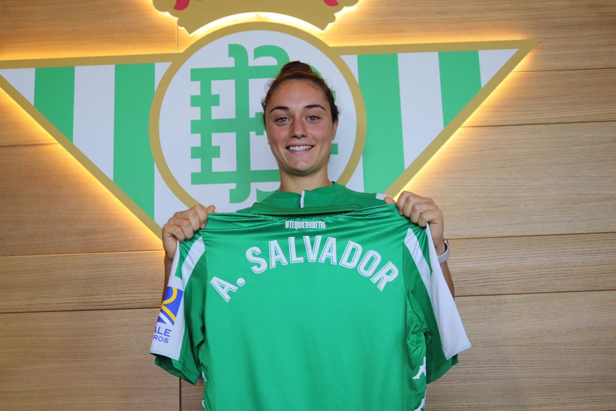 aixasalvadorr's tweet photo. Contenta e ilusionada con este nuevo reto. Con muchas ganas de empezar esta nueva etapa con el @realbetisfem 💚 Mucho Betis💪🏼 https://t.co/aAlreI4d0a