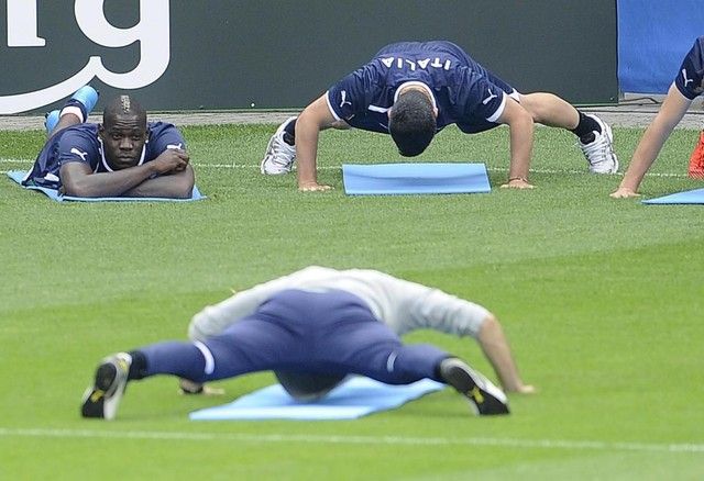 17 - Une autre image qui a fait le buzz, où l'on voit Balotelli allongé sur le ventre pendant que ses coéquipiers s'entraînent.