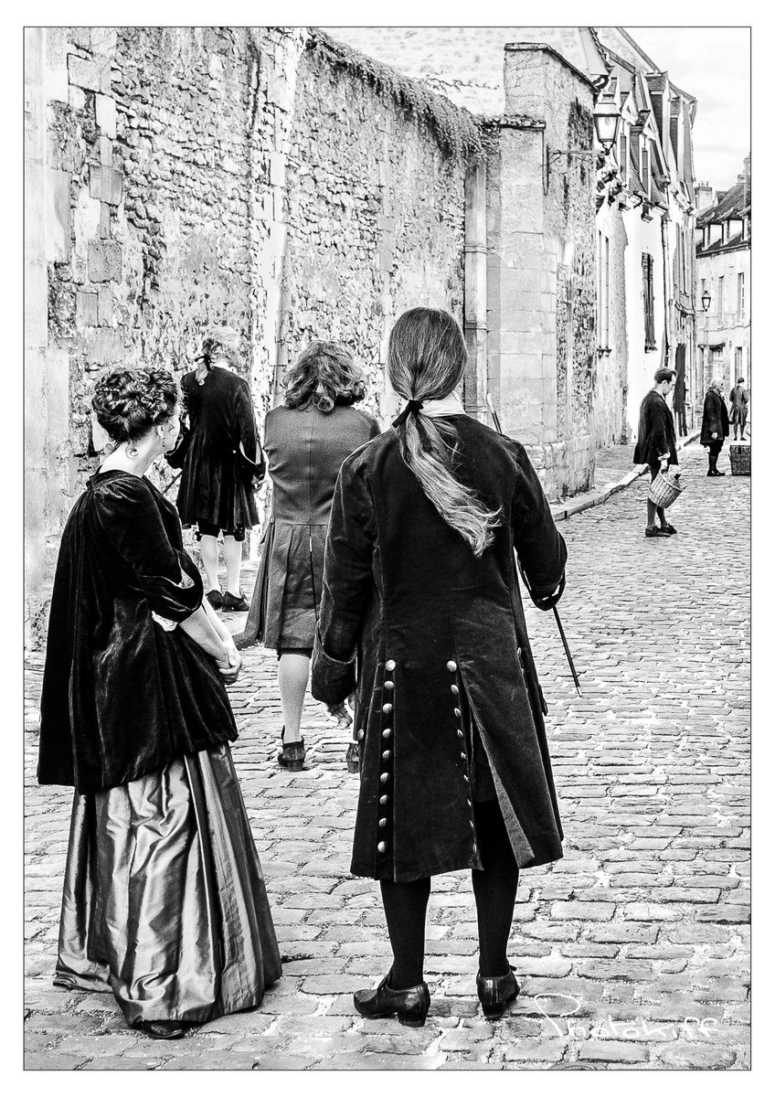 PhotokiffSenlis's tweet photo. A l'occasion du tournage de la série "Les aventures du jeune Voltaire", ils sont prêts à jouer la scène sous nos yeux émerveillés. Les formules habituelles s'égrènent : «silence!, moteur!, ça tourne, annonce!» puis le clap et : « action »!
#Senlis #Picardie #Oise #HautsDeFrance https://t.co/2Bnu3xlIEU