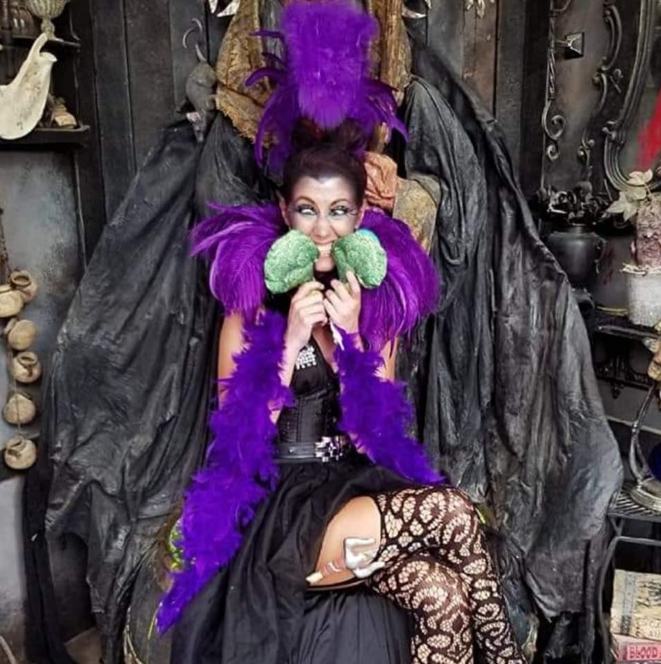 CityWhiskey's tweet photo. No idea if Bubbles LeTit likes spinach puffs, but I've heard she knows what all the levers do. Happy Monday! 💖

#wcb #whiskeycityburlesque #burlesquedancer #burlylife #burlycosplay #cosplayfun #whydoessheevenhavethatlever #wearamask #gartersandfeaters #bubblesletit https://t.co/taT3AyHxGF