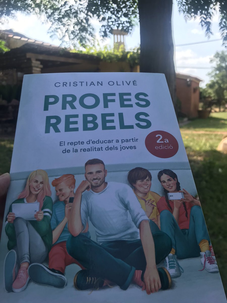 Lluis7casetes's tweet photo. Comencen lectura esperada d’aquest estiu #profesrebels @xtianolive ja m’agrada i només porto 10minuts🤣 #makingmangrane https://t.co/X6wSW2V0kN