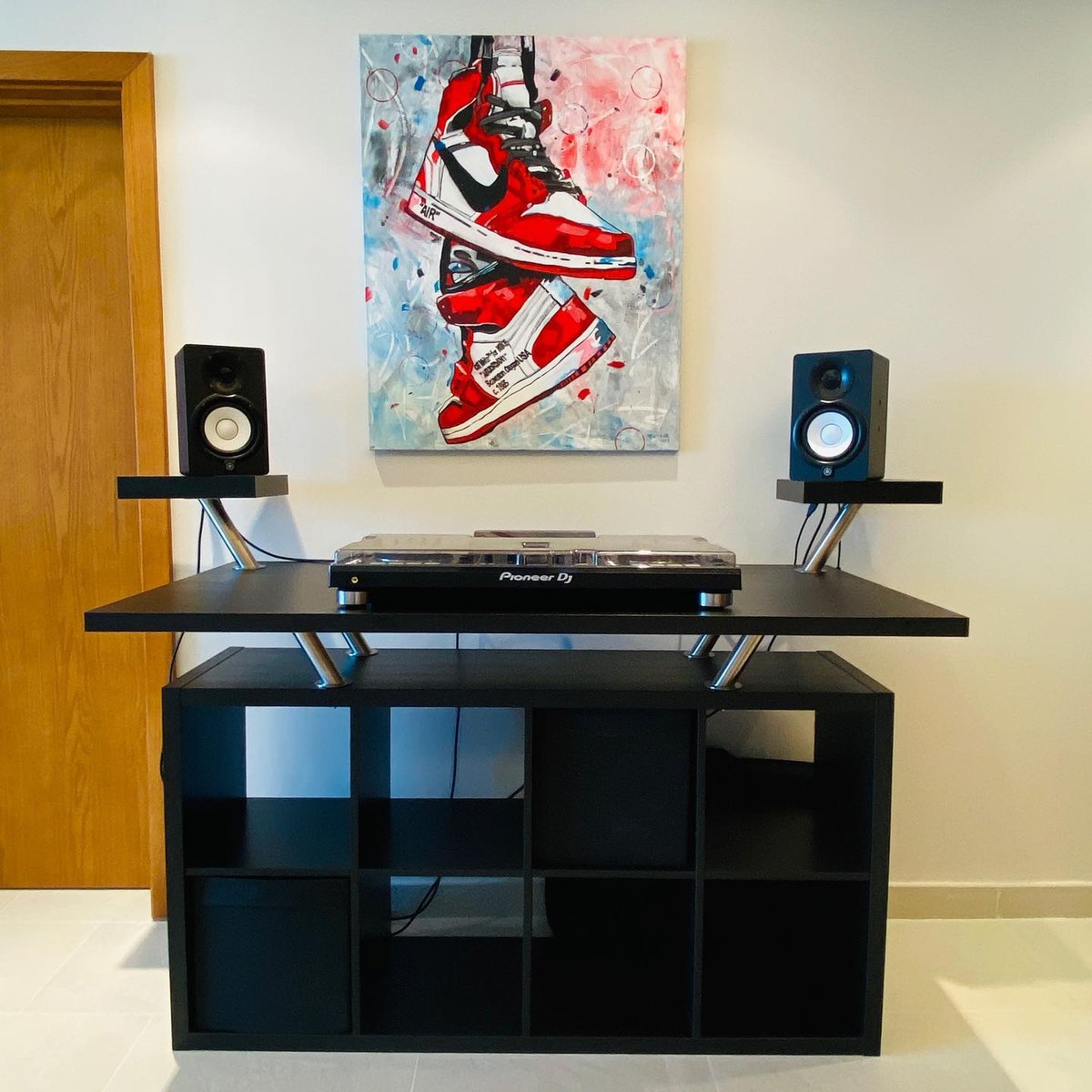 Decksaver's tweet photo. Everyone needs a space like this in their life! 🎧

📷 @gambitdj

#djlife #djsetup #pioneerdj #artwork #nofilter ( #📷 @gambitdj ) https://t.co/QNAHxz6sje