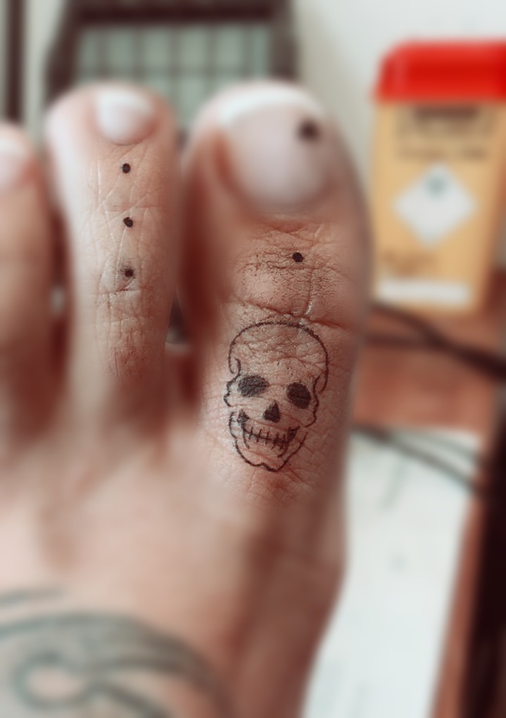 xguilleen's tweet photo. Hace poco que he empezado a tatuar y busco a gente que se atreva. 💉
Hago tatuajes pequeños a muy buen precio. Agradecería mucho la difusión 🙏🙏
Aquí tenéis algunos: https://t.co/AiBoaIzq0m