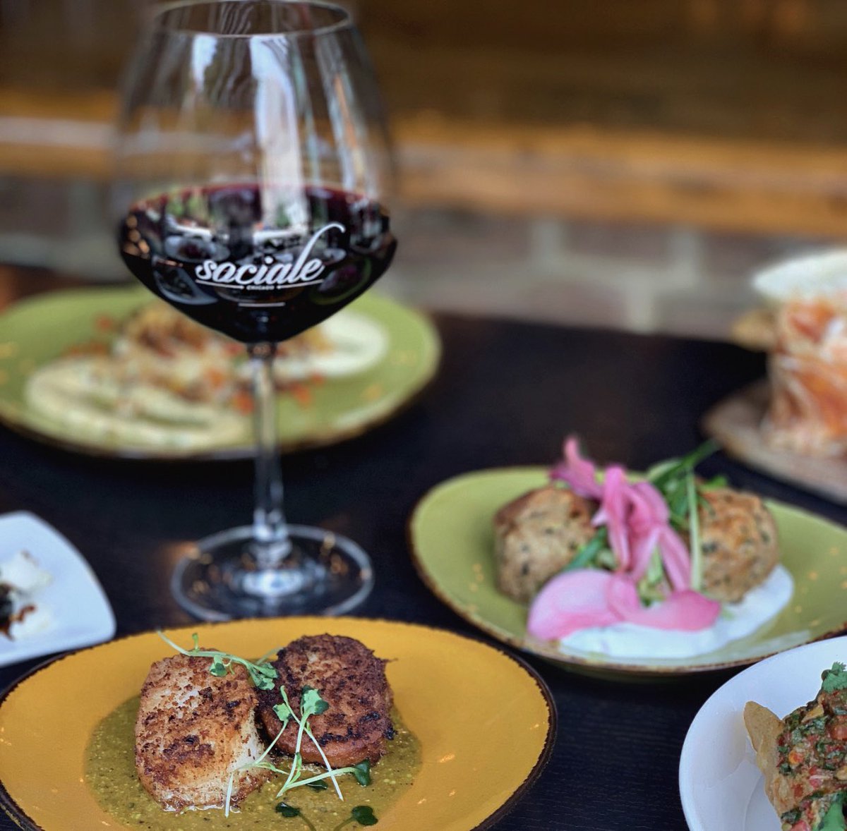 SocialeChi's tweet photo. Sociale reflects fun, friendly, fresh, neighborhood inspired dining. Diverse &amp; elevated comfort foods, accented by a community-focused casual setting. Bold flavors,handcrafted beverages &amp; wine offerings from around the world. #GoodEatsGroup #SocialeChicago #SouthLoop  #Chicago https://t.co/iFh9a9vu2F