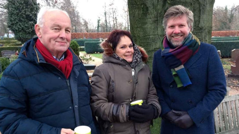 Hoe verschillend kun je reageren op het overlijden van je kind? Als bij Hilde van Amerom de dankbaarheid overheerst, voert boosheid bij haar man Jan de boventoon. Hun dochter Susan verongelukte in Thailand tijdens een wereldreis.

Bekijk Ik mis je om 08:55 uur op NPO2.