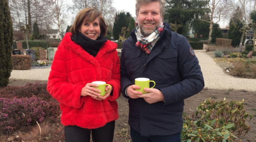 Alex, de man van Thera van Es, had altijd een lach en humor. Hij beroofde zichzelf van het leven, niet lang nadat hij de diagnose burn-out had gekregen. ‘Het is ongelooflijk dat ik hier nu zo sta.’ Haar emoties gaan nog alle kanten op. 

Bekijk Ik mis je om 08:55 uur op NPO2.