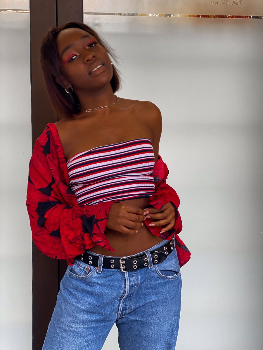 ElsaAngel19's tweet photo. Being dark skin is such a flex 
Your skin literally just drips magic
Quite phenomenal if you ask me https://t.co/596WN4GKpO