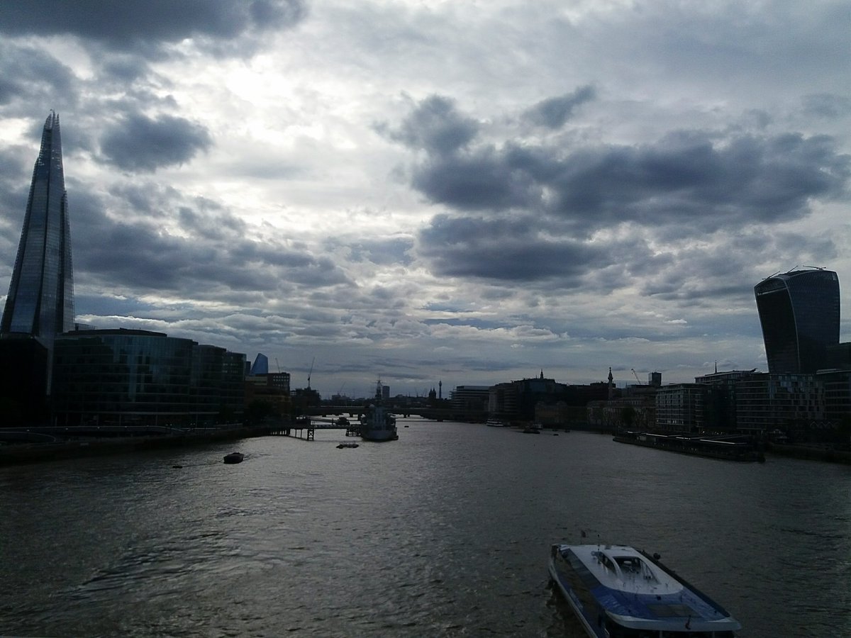 CMemories73's tweet photo. Evening everyone
Monday survived
Headache of hell
#ViewFromTheBusWindow
#London #clouds @BBCWthrWatchers #loveukweather @ThePhotoHour
#happythoughts @TfL https://t.co/cMhpQne8ft