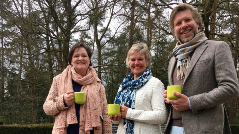 ‘Betrokken, bescheiden, trouw en creatief.’ Zo typeren Koosje Zwart en Pauline van de Werken hun vriendin Margriet. Met z’n drieën vormen ze jarenlang een creatief clubje. De spontane diepe gesprekken maakten de vriendschap nog hechter.

Bekijk Ik mis je om 08:55 uur op NPO2.