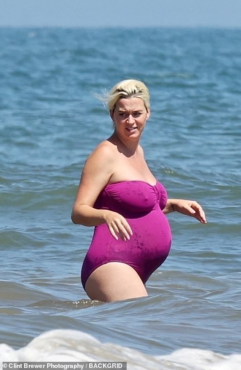 Katy Perry e seu noivo Orlando Bloom foram vistos se refrescando ontem (12), em uma praia de Malibu, Los Angeles.