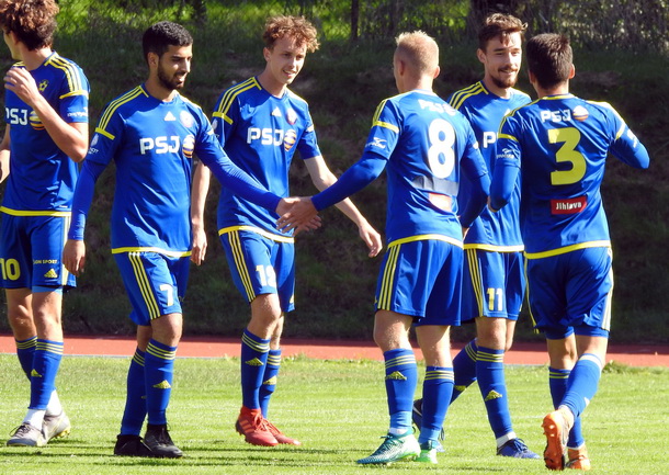 fcvysocina's tweet photo. Skvělá podzimní jízda juniorky FC Vysočina divizní skupinou D nepřijde díky koronaviru na zmar! Tým byl zařazen do dnešního losování MSFL!
👉 https://t.co/UUmskSadzn
#juniorka #letnipriprava #MSFL #fcvysocina #SpolečněSilnější https://t.co/eRqsDObF3D
