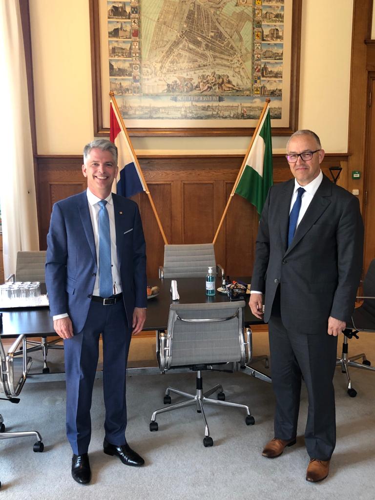 QuebecBeneluxUE's tweet photo. Een interessante eerste ontmoeting met de burgemeester van stad @Rotterdam, Ahmed Aboutaleb / Une excellente première rencontre du délégué général @pldesgagne avec le maire de la ville de Rotterdam.
#hydrogène #hydrogen #logistique #logitic #Québec #Rotterdam #Nederland🇳🇱 https://t.co/P1rdDWPHYk