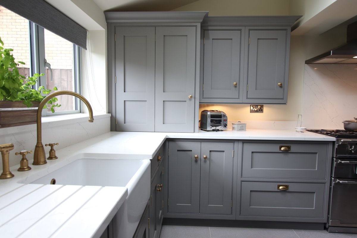 mmfurniture000's tweet photo. Aged brass goes with so many colours and gives a warmth to any room, these aged brass handles and taps go so well against the gray cabinets. #matthewmarsdenkitchen #matthewmarsdenfurniture #design #kitchendesign#croftarchitectural#interiordesign #kitchensofinsta #f&amp;b #bespoke https://t.co/lNU0p1reVp