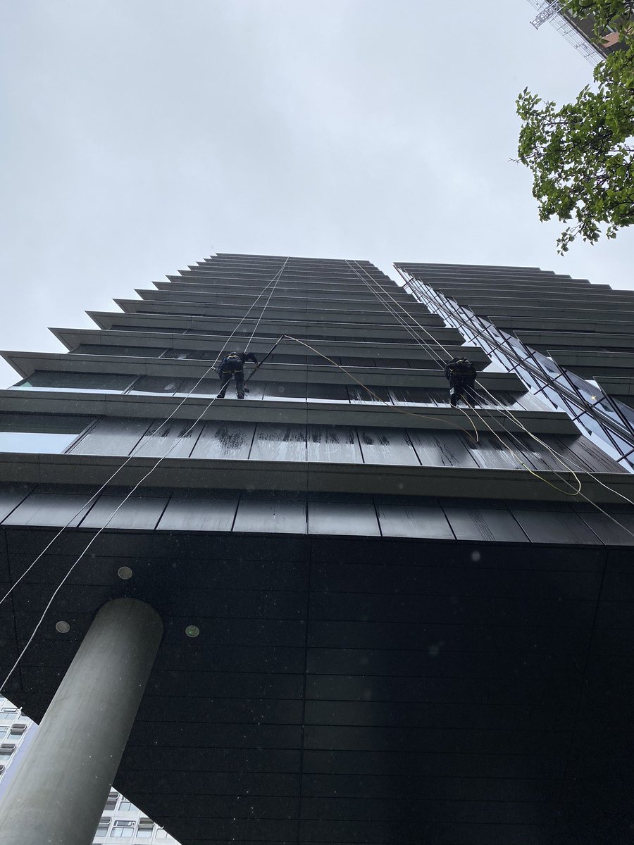 access_cleaning's tweet photo. Some good shots from today’s job in Manchester #claddingcleaning #reachandwashcleaning #highlevelcleaning #abseiling #ropeaccess #manchester @citysuitesuk https://t.co/hWwlm4FeUh