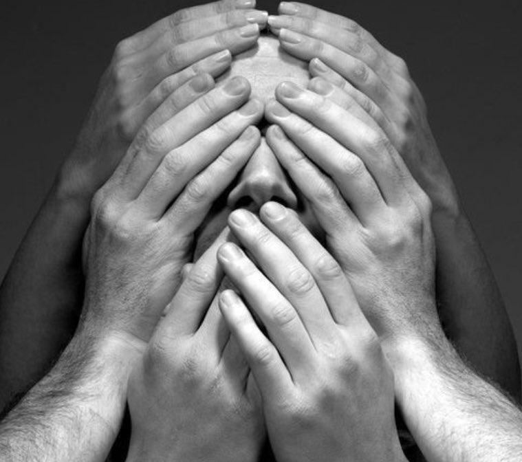 يا صديقي؛ إنَّ الله رحيم، و من رحمته أنه أخفى القلب و أخفى بواعثه ليظلَّ كلُّ إنسان مخبوءًا عن كلِّ إنسان؛ فدعني مخبوءًا عنك!
مصطفى صادق الرافعي, وحي القلم