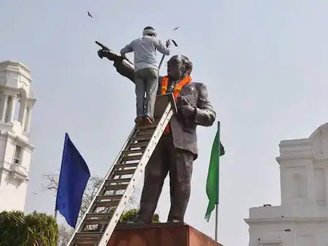 JATIN_427's tweet photo. Some insectkind peoples tried to insult and damage our respected DR.AMBEDKAR'S statue in #bhavnagardistrict or many #places.

@narendramodi
@vijayrupanibjp
@GujaratPolice should take very strict action against the culprits.

#dalitlivesmatterindia #Casteism #Gujarat #Ambedkarism https://t.co/PmEVFouVu1