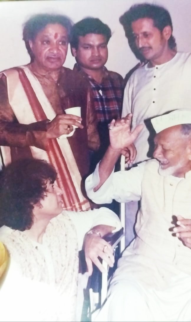 Bharat Ratna Ustad Bismillah Khan Sahab with #PtHariprasadChaurasia and Ustad Zakir Hussain Sahab <a href="/ZakirHtabla/">Zakir Hussain</a>