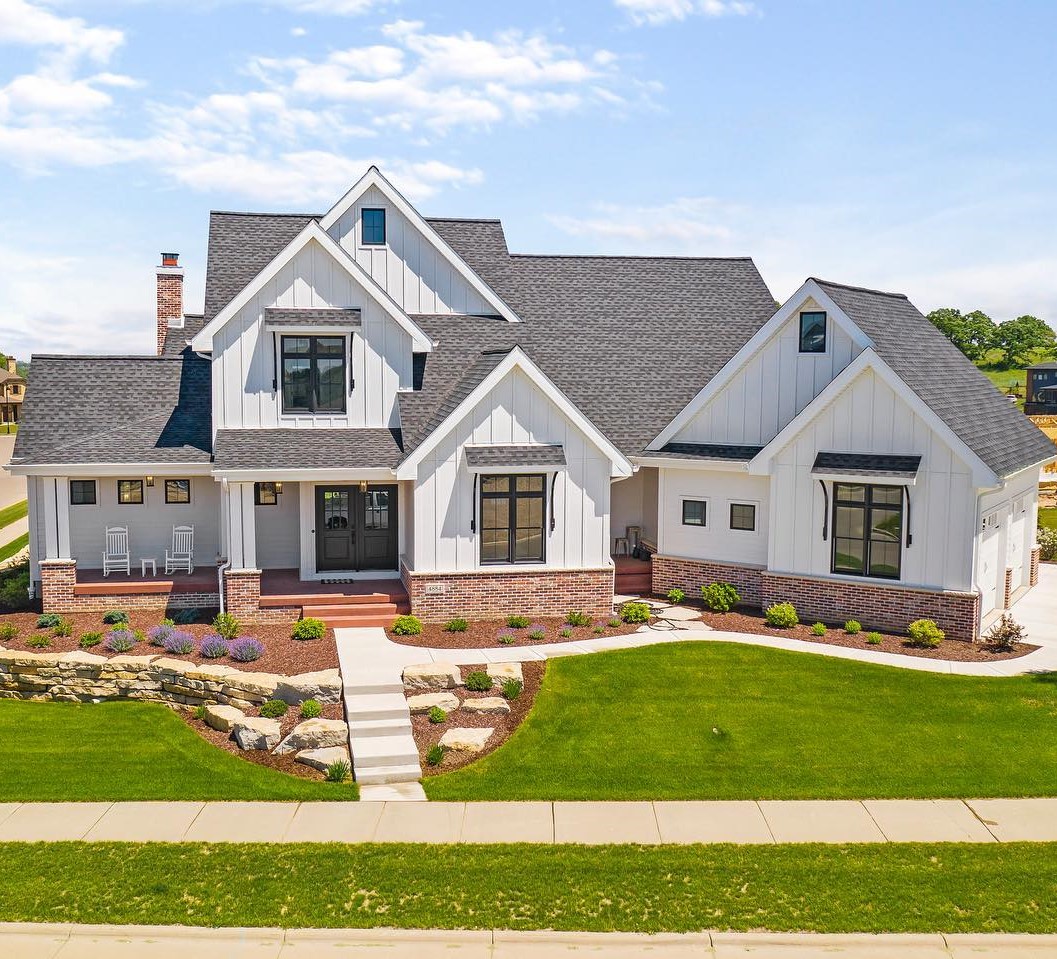 JamesHardie's tweet photo. Acker Builders Inc used accents combined with a base of white #HardiePanel vertical #siding and #HardiePlank lap siding to make this home’s exterior stand out. Explore the near limitless design possibilities with #JamesHardie products: https://t.co/Lkkm0HnuK5
.
#myhardiehome https://t.co/eR77m1U3mu