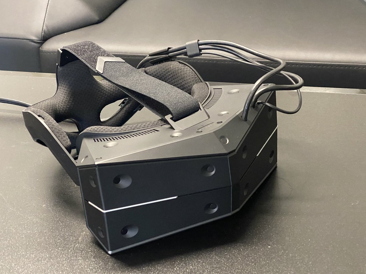 ENiKS_CZ's tweet photo. This just arrived today, wondering how good it is. #virtualreality #vr #starvr https://t.co/khjnhTBFlT