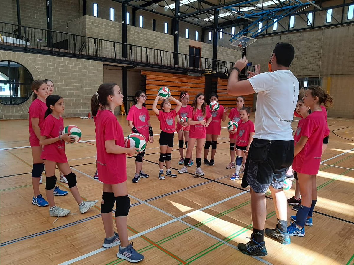 campusvoley's tweet photo. Día de adaptación de equipos, todos entrenando a tope!! 💪🏼🏐 https://t.co/xTxwTqK2kQ