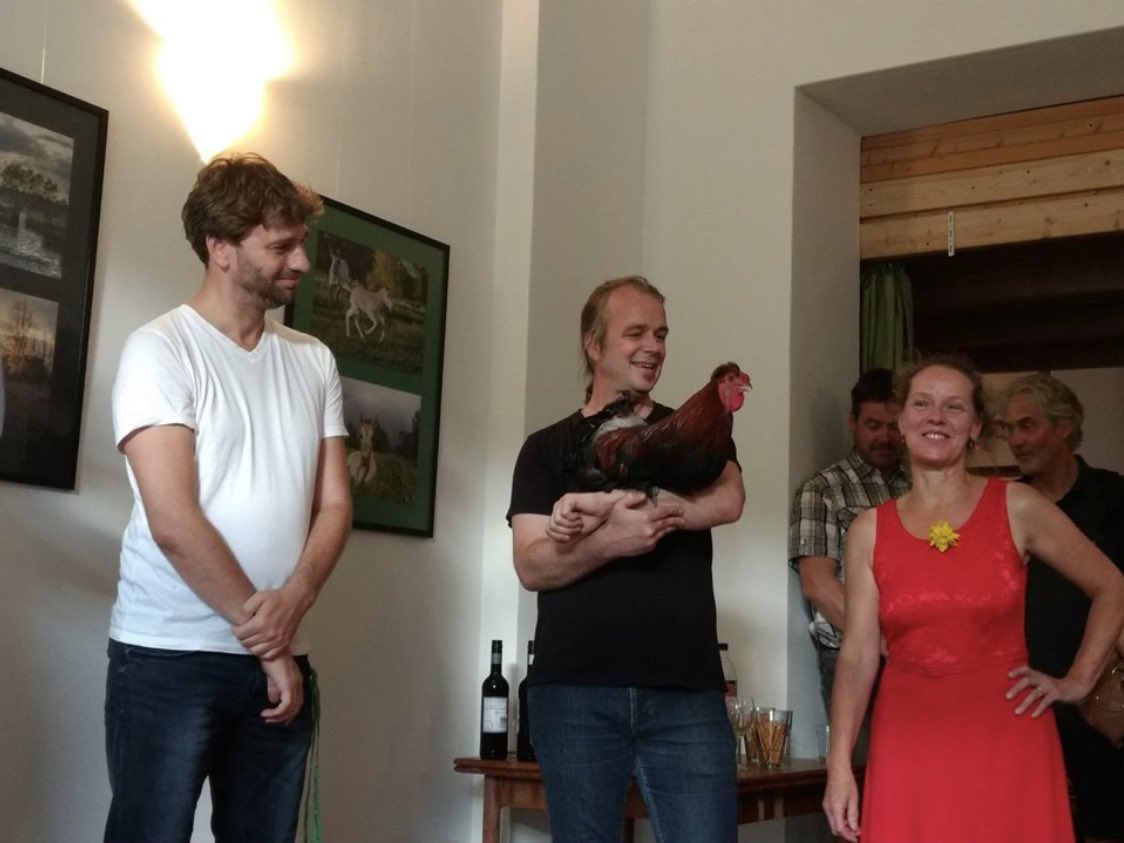 Stefan Gelbhaar &amp; Grüne Pankow looking at Huhn

Quelle: Facebook-Seite von Stefan Gelbhaar