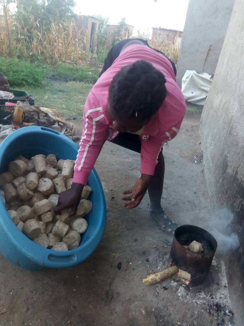 IMUNTzw's tweet photo. During the lockdown our Hopley member got the time to make paper charcoal using old exercise books and boxes. That way she reduces deforestation and also saves money on buying gas or parrafin to cook.
#RecyleReuseReduce #PaperCharcoal #womenempowerment https://t.co/CcZpcV6pcX