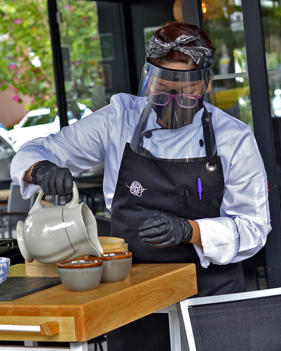 Nuestra cocina ahora baja hasta tu mesa para darte la bienvenida. 👊🏻💥
📩 Reserva u ordena vía DM. 
📍 Zacatecas 139, Colonia Roma