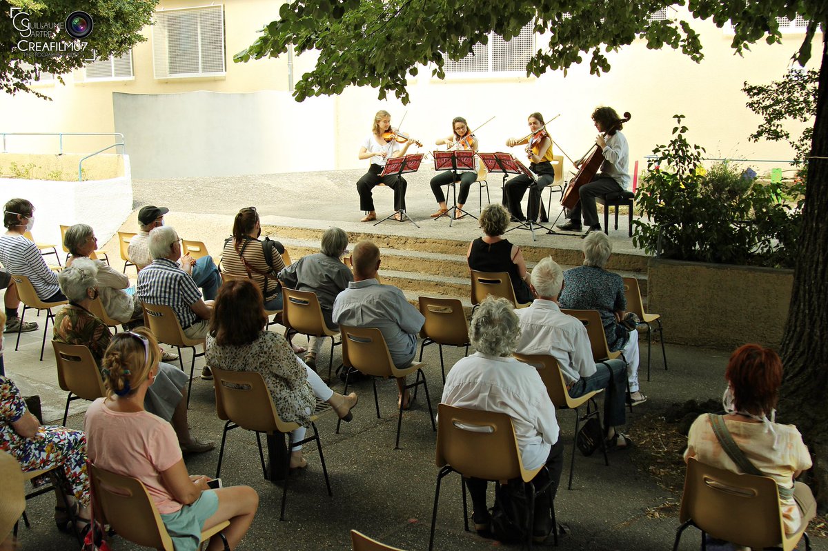 CREAFILM07's tweet photo. Petit aperçu du concert du Quator Hémera à l'occasion de la balade des cordes sur la commune de Le Pouzin.
#lepouzin #ardeche #cordesenballade #quator #quatorhemera #musiquedechambre #pleinair #concert #violon https://t.co/wb43LeiIQW