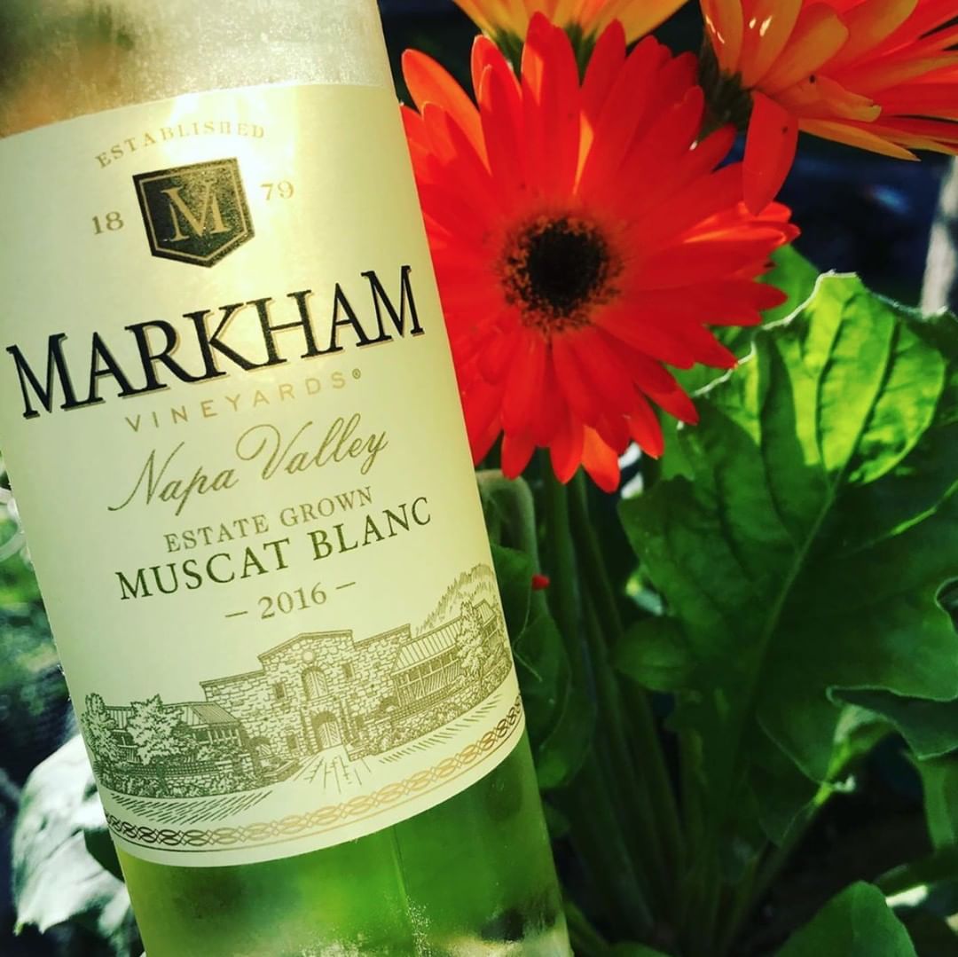 This highly aromatic Greek grape variety should be next in your summer white wines roundup. Here's why: our expression is kissed w/subtle sweetness and tastes of orange blossom and honey; it's medium-bodied with a refreshing crispness. bit.ly/Markham_Muscat… #DrinkMarkham