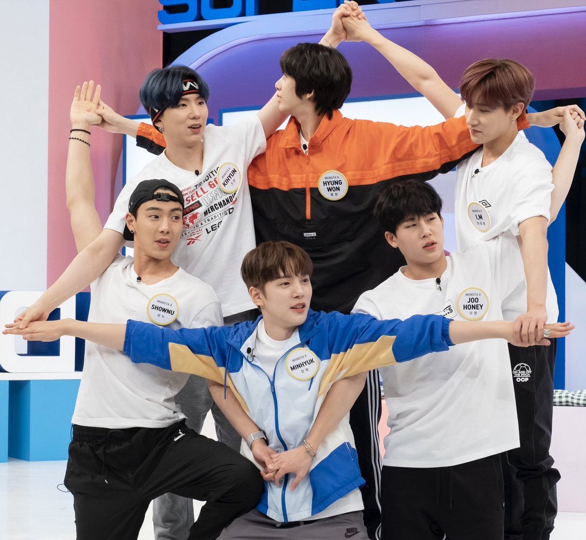 coenffluvr's tweet photo. NOT MONSTA X DOING THIS CLASSIC MEME 😭😭 https://t.co/Q4L4sExkJz