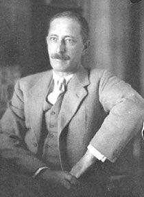 Joel Spingarn was one of the founders of the NAACP.He also worked for the Military Intelligence Division (MID) of the US army, where he would spy on Black NAACP members and Black society and secretly provide the information to the government  #uncomfortableconvo