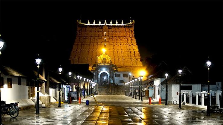 An eighty feet high pole near the eastern corridor was installed by Anizham Tirunal. A teak wood of this dimension was carried from the nearby forest to the temple. As per Shastras the wood should not touch the ground while in transport.