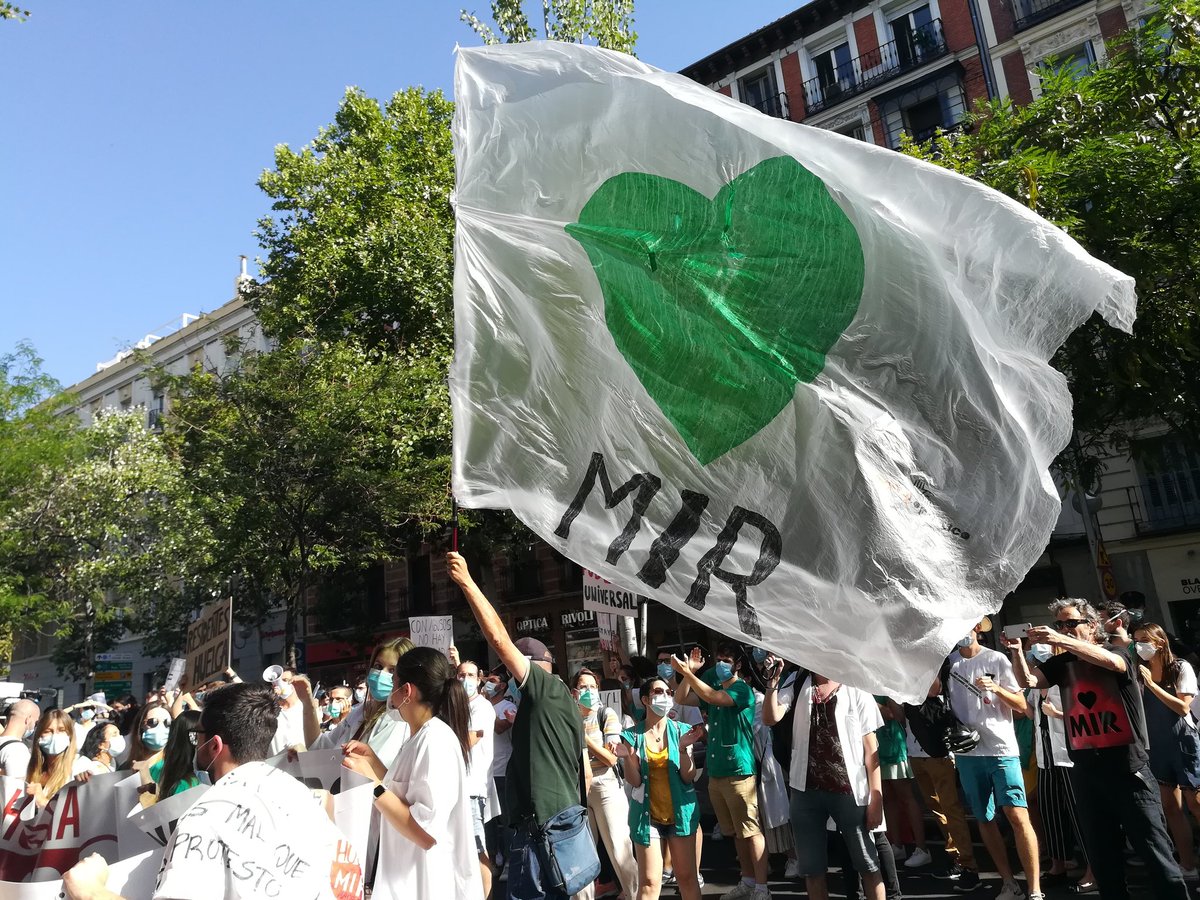 huelgamirmadrid's tweet photo. ¡Éxito rotundo de la manifestación de hoy! Estamos orgullosísimas de nuestros y nuestras residentes. Gracias por el apoyo recibido, ¡esto no ha hecho más que empezar!
#ConvenioMIRYa #HuelgaMIR https://t.co/IXyqi0kb3m