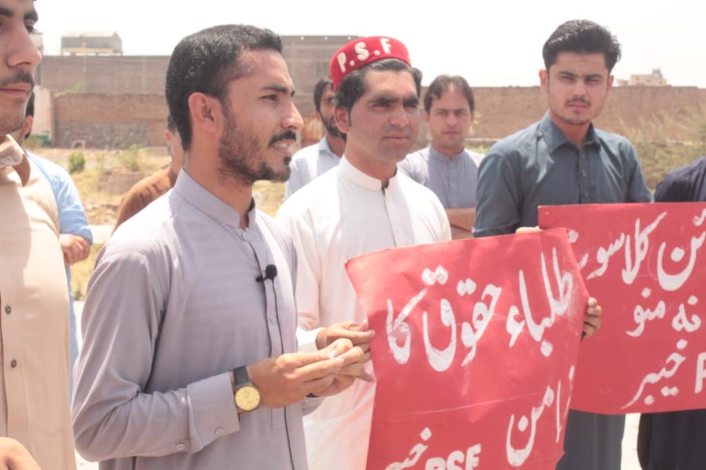 Abdulwahab938's tweet photo. The Pashtun Students Federation, which had opposed online classes from day one, said the new districts lacked internet access.
 PSF is the name of resistance against oppression.
 #ProvideInternetFacilities
 #RejectionOnlineClasses
 #RestoreStudentsUnions 
#PSF_KHYBER https://t.co/5LVfvOFgl9