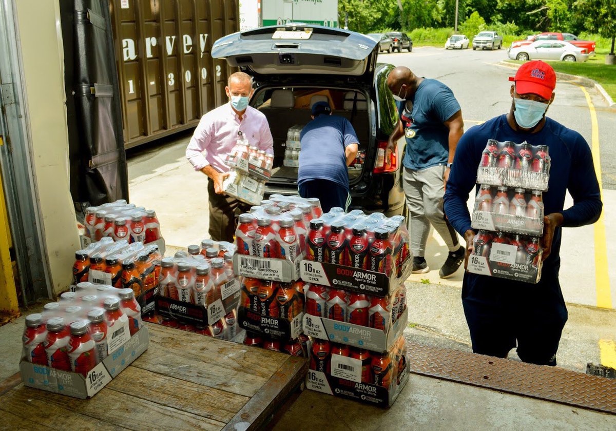 OrlPirates's tweet photo. The @mass_pirates along with @DrinkBODYARMOR stopped by @MarlboroughHosp today to help keep those essential workers hydrated and healthy while performing Covid-19 Testing!
#DoYourPart #PiratesGiveBack https://t.co/s26Mect1wt