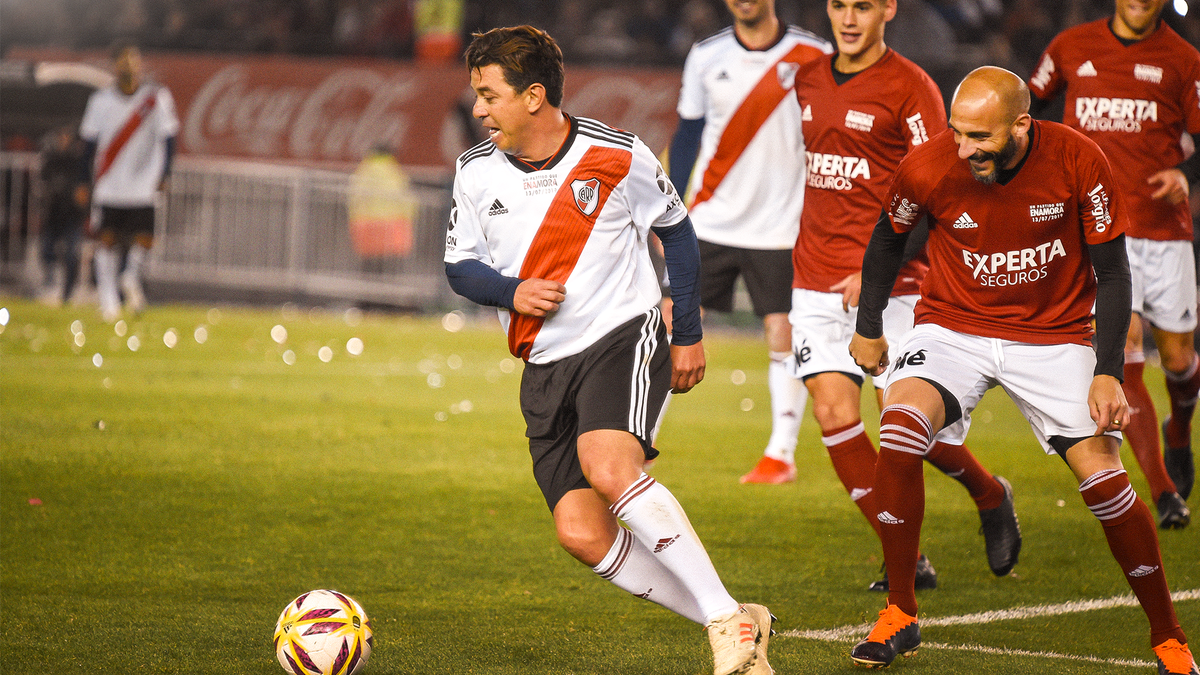 RiverPlate's tweet photo. Cuatro ídolos, una sola escuela 🇵🇱🇲🇨

🔙 2019 https://t.co/C8wh9V4TI0