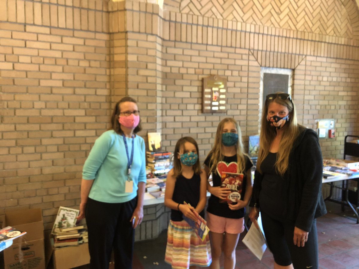 Our Librarian Ms. Carlson @WSeattleHSreads shared books today with families. Stop by weekdays 11-1 to get yours! #seattlesuperreaders #librarianspromoteliteracy #literacy #SummerReading <a href="/westseattleblog/">West Seattle Blog</a> <a href="/SeaPubSchools/">Seattle Public Schools</a>
