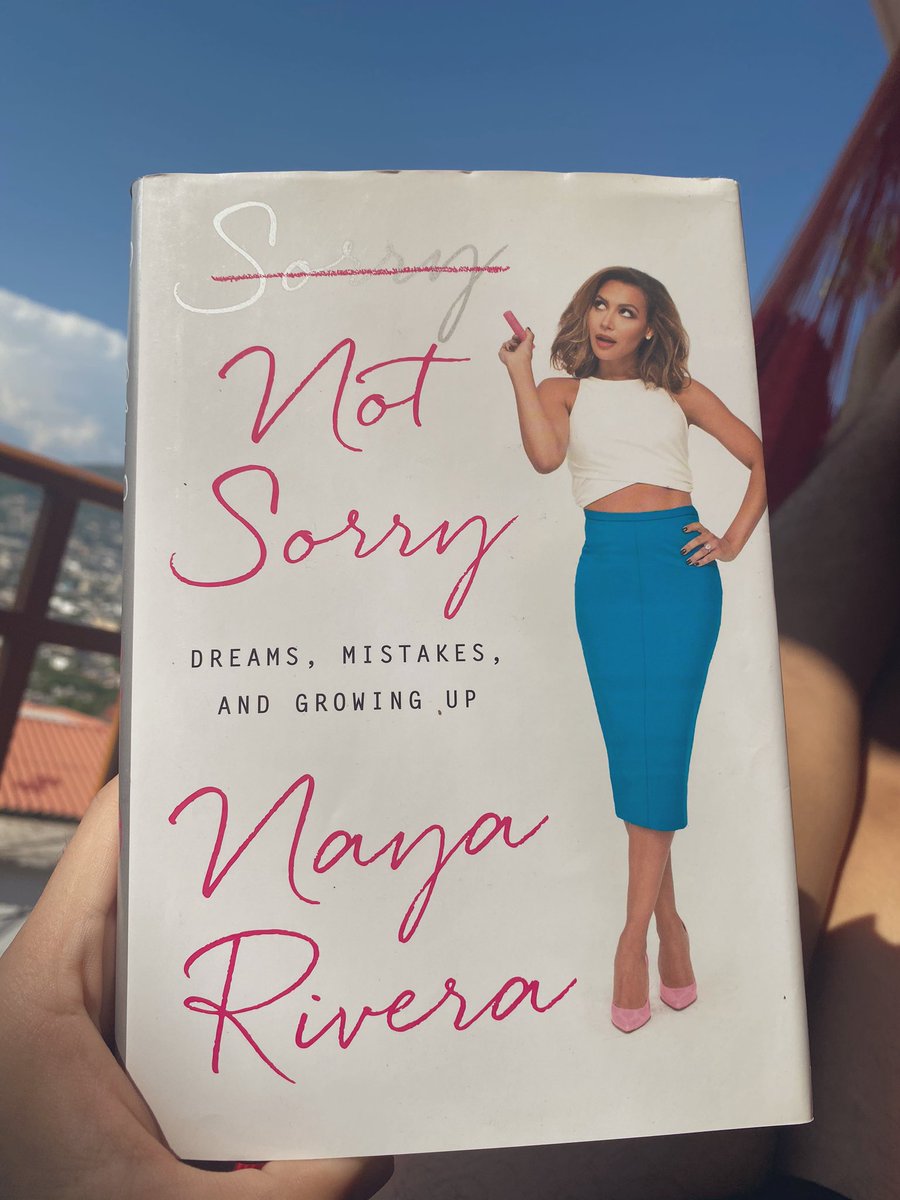 Naya tú libro fue el primero que compré en inglés, añoraba conocerte, lo autografiarías, platicaríamos unos minutos, nos tomaríanos una foto y te pediría cantar algún verso de Gloria. Fuiste y eres una gran inspiración. Descansa en paz mi <a href="/NayaRivera/">Naya Rivera</a> #RIPNayaRivera #PrayForNaya