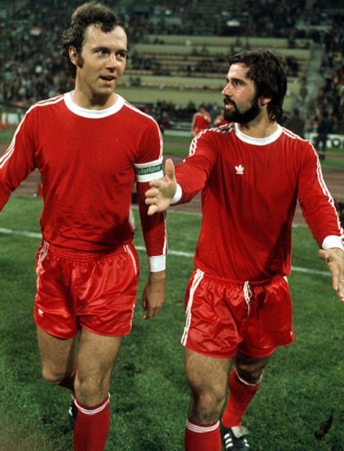In the 1976-77 season he kept balling scoring 48 times in 37 games in all competitions but Bayern didn't win anything. An important reason for that was the departure of Franz Beckenbauer.