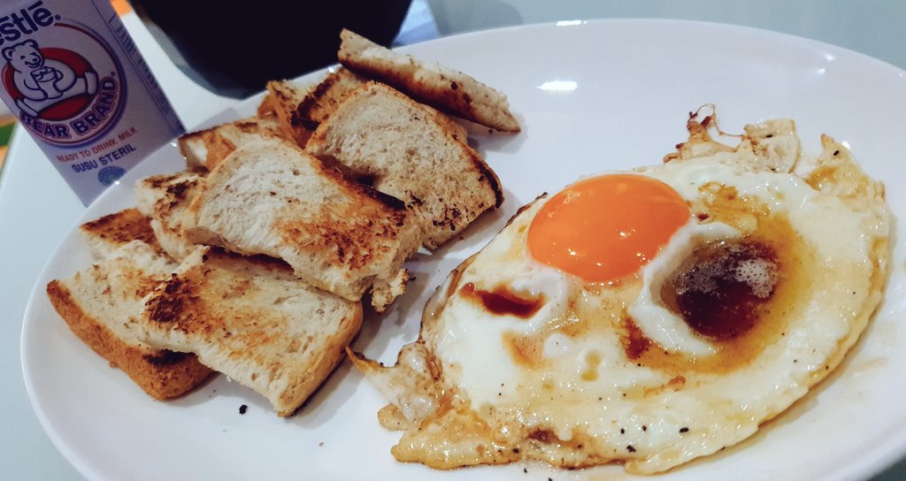 YumekanaeY's tweet photo. Selamat pagi, Roti panggang 🍞, mata sapi 🍳 dan pasta krim 🥣 untuk sarapan 😋
「3種のチーズのクリームパスタ」にトーストを浸して頂きました😊
バターで焼いた目玉焼き🍳に3滴のお醤油を落として日本を味わう🗾
#sarapan #roti #matasapi #pasta #アマノフーズ #フリーズドライ #トースト https://t.co/nWhgYxmP1a
