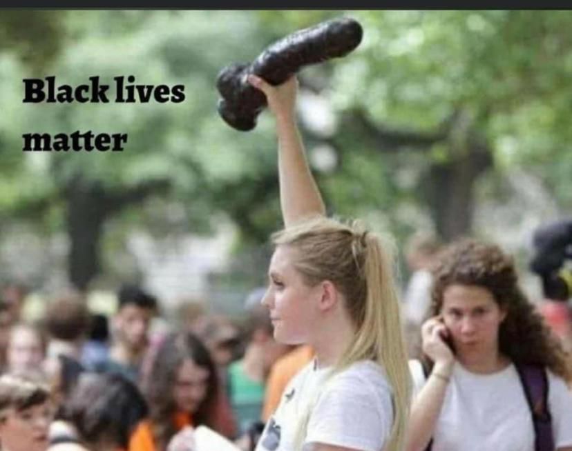 Nienkemper's tweet photo. "Het gaat de blanke meisjes die naar #BlackLivesMatter gaan niet om black lives, het gaat ze om black cocks." 😂
#Racismedebat in Nederland #DeStelling https://t.co/ZhgipAHmOD