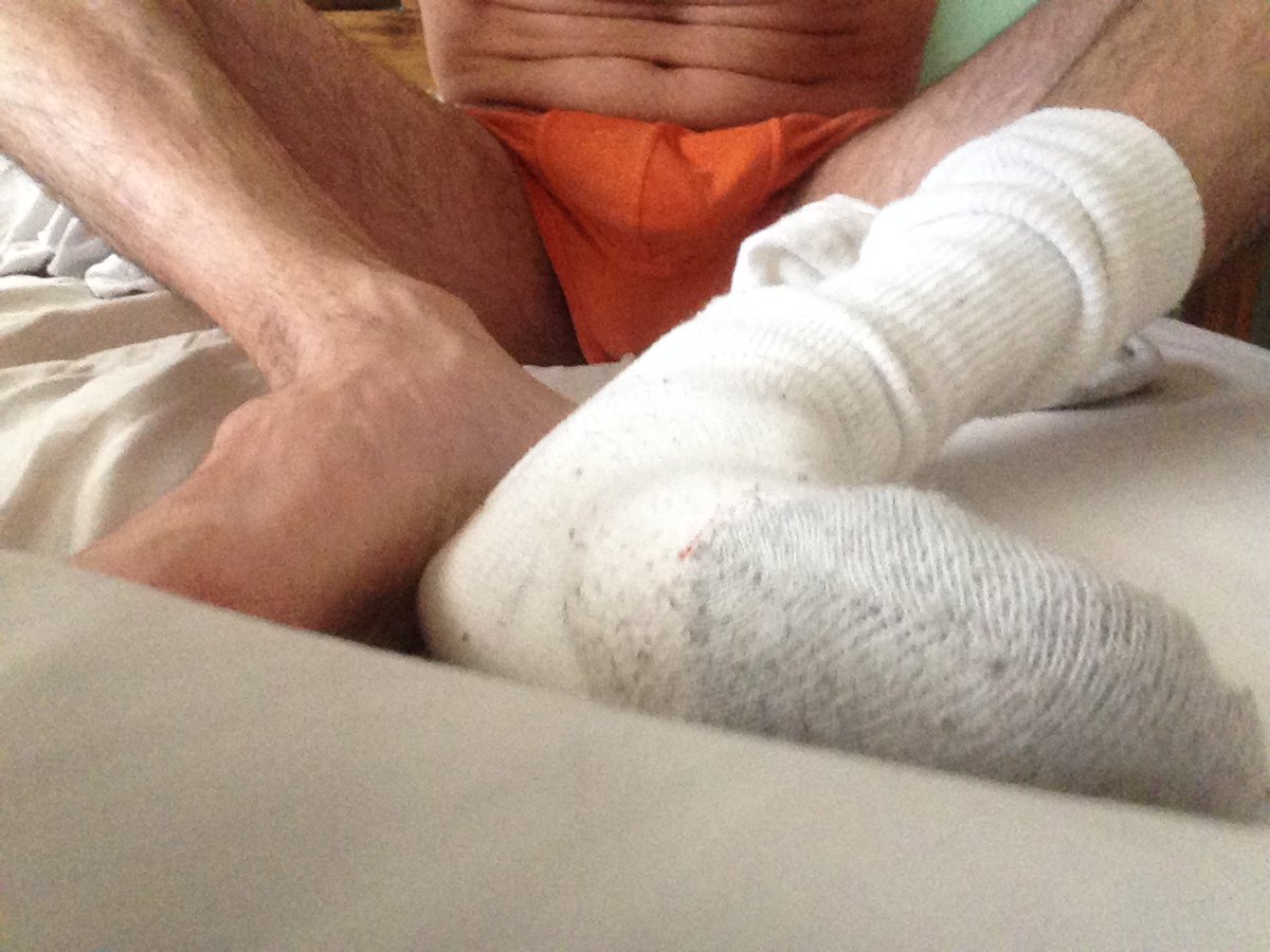 LBigfeet's tweet photo. Orange day
#Feetfettish #footmaster #socks #findom #bigfeet  #malefootworship #alphafeet #gayfootfetish #gayfeetworship #gayfeetslave #gayfootsub #footgod
@SpyMaleFeet @vegettarider1 @MFeetworld @tfootmaster @RTfootmaster @cashsla18071902 @FootMasterBoy @rt4dom https://t.co/7tHjGKY9B8