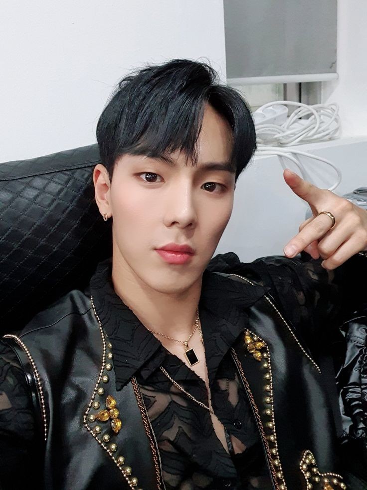 JhenySilva92's tweet photo. Não consegui postar ontem mais não podia passar em branco, como não amar esse homem impossível, ele que sempre pensa primeiro no grupo e em nós, que faz tudo que pode para nós fazer feliz, obrigada meu amor por ser quem é, e por ser esse líder incrível que vc é

#monbebeselcaday https://t.co/uvEh0AKRQI