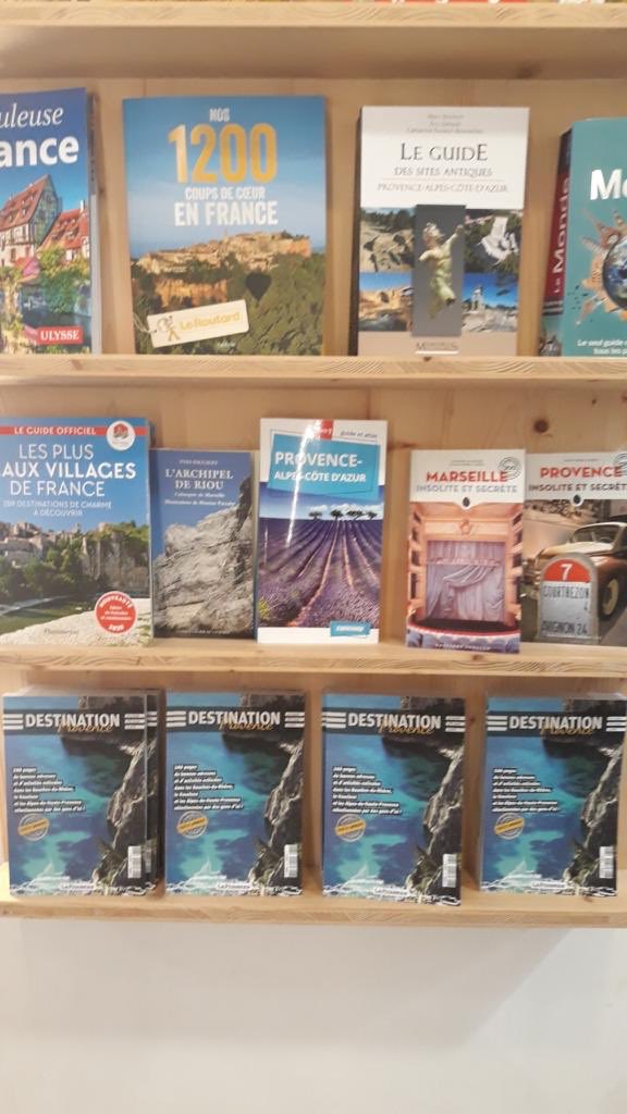 guilhemricavy's tweet photo. En complément du réseau de points de vente habituels de @laprovence le guide "Destination Provence" est également disponible dans certaines librairies, comme Goulard à Aix et Maupetit à Marseille (notre photo, merci d'ailleurs pour cette mise en avant !) 😊 #printfirst https://t.co/ErXsbq7lQe
