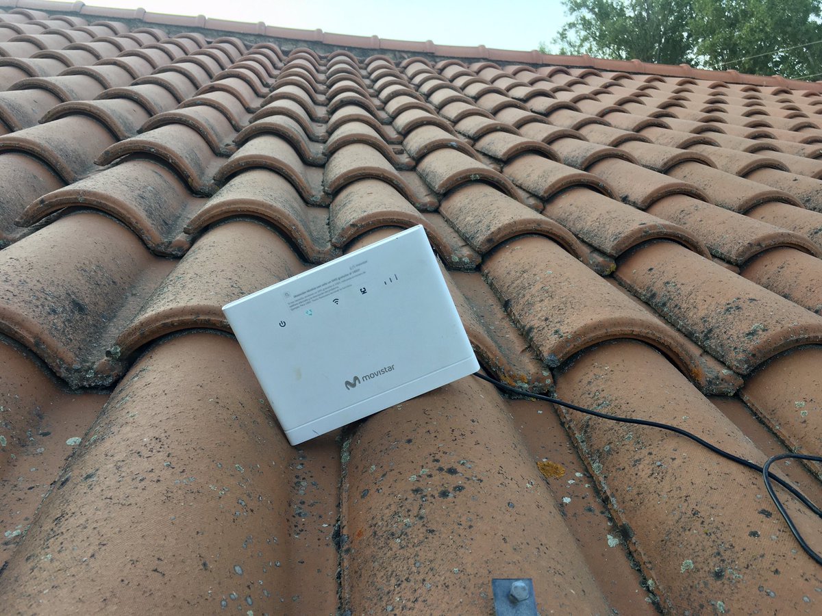 andres8887's tweet photo. Ahí tengo el router de @movistar_es para poder tener servicio. Más de un mes esperando solución. De cobrar no se olvidan.. lamentable servicio de atención al cliente! Por favor solución ya! O no ofrezcáis el servicio si no lo podéis dar! https://t.co/EcHS7TJaCh